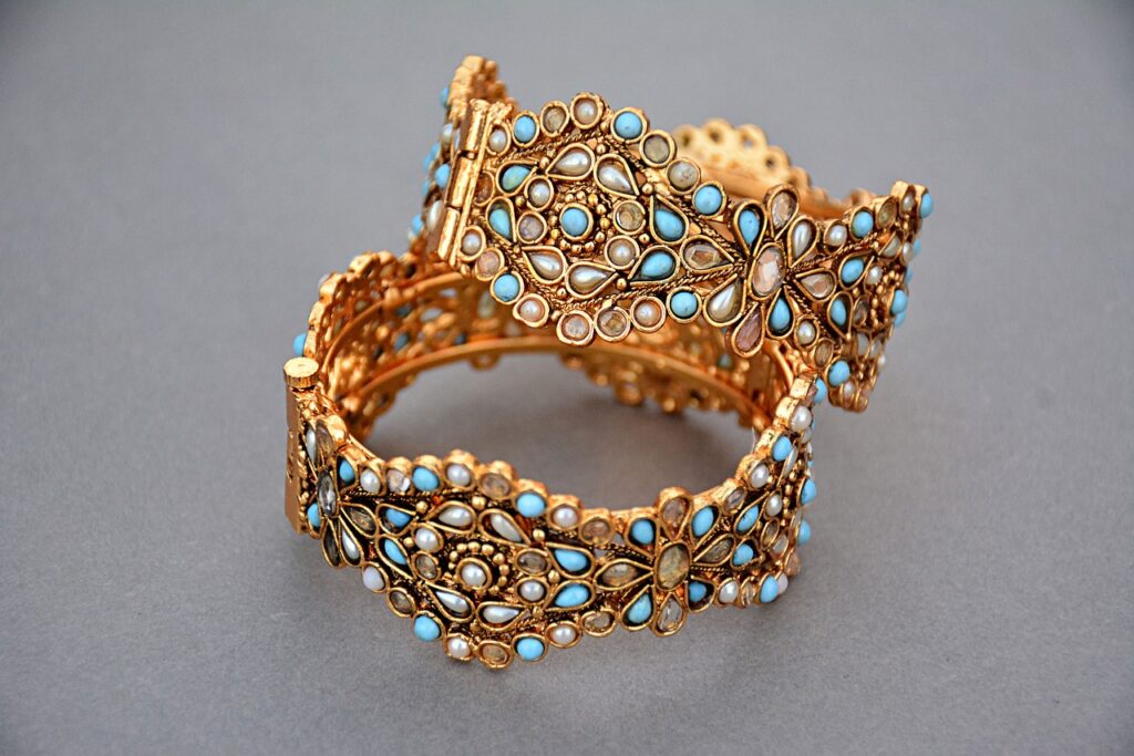 Les étapes pour lancer son propre commerce de bijoux en s’approvisionnant chez un grossiste